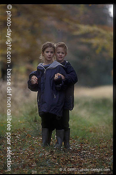 enfants dans les bois - children in a forest